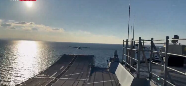 Mavi Vatan’da tarihi an: TB3, TCG Anadolu’ya başarıyla inip kalktı